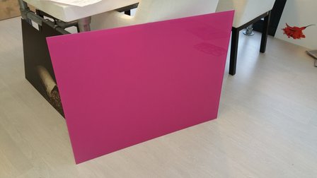 spatwand gehard glas RAL4010 telemagenta - Visualls.nl