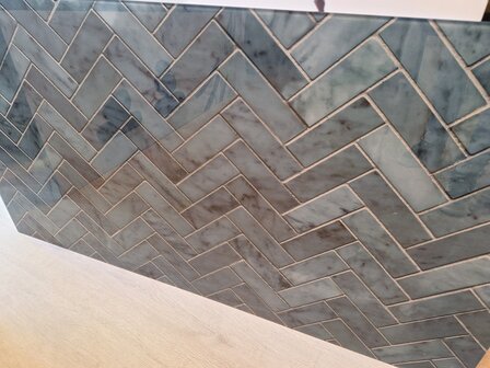 Outlet ivm kleur niet meer leverbaar. P610 Visgraat tegel  Afmeting: 119x64cm Premium-glas uitvoering 