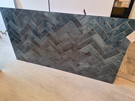 Outlet ivm kleur niet meer leverbaar. P610 Visgraat tegel  Afmeting: 119x64cm Premium-glas uitvoering 