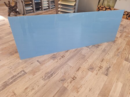 Glazen keukenwand kleur RAL5024 Pastelblauw