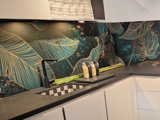 Premium-mat P517 Graphic palm gold in de showroom van VEOX keukens -de Meern-