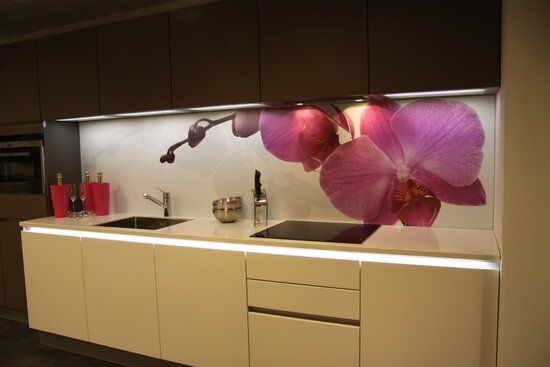 Premium-mat uitvoering Visuall P43 Roze orchidee in de showroom van Budgetplan - Ridderkerk