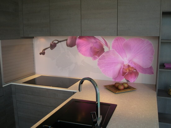 Premium-mat uitvoering Visuall P43 Roze orchidee in de showroom van Ixina Aertselaar (BE)