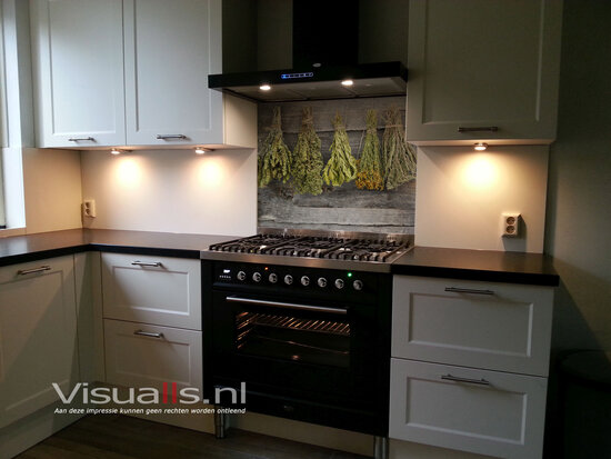 P152 Gedroogde kruiden op hout