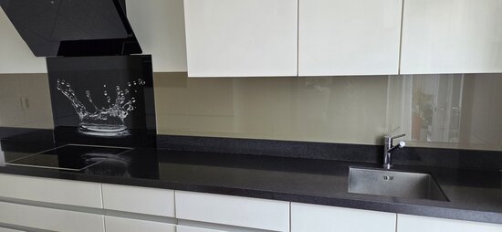 Premium-glas uitvoering Visuall P609 Splash on black gecombineerd met glas in kleur Golden brown