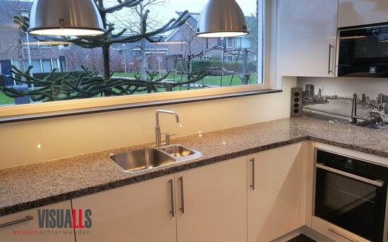 Premium glas uitvoering Visuall R21 Skyline Rotterdam zwart-wit gecombineerd met glas Ral9010