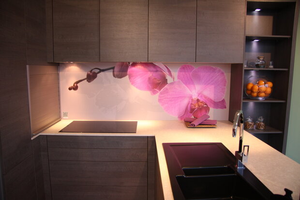 Premium-mat uitvoering Visuall P43 Roze orchidee in de showroom van Ixina Aertselaar (BE)