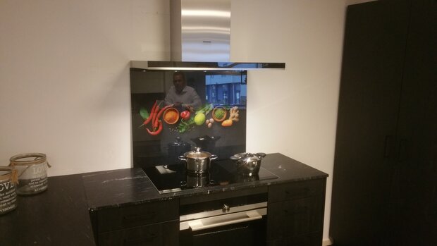 In de showroom van NiVO-keuken, Pijnacker Premium-glas uitvoering Visuall P304 90cm breed