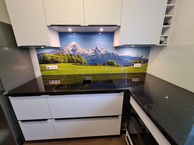 Premium-glas Visuall P399 Alpenweide gecombineerd met glas aan raamzijde in RAL9003 Signaalwit