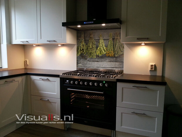 P152 Gedroogde kruiden op hout