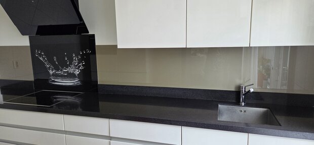 Premium-glas uitvoering Visuall P609 Splash on black gecombineerd met glas in kleur Golden brown