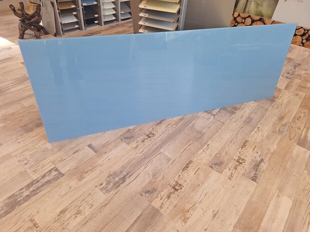 Glazen keukenwand kleur RAL5024 Pastelblauw