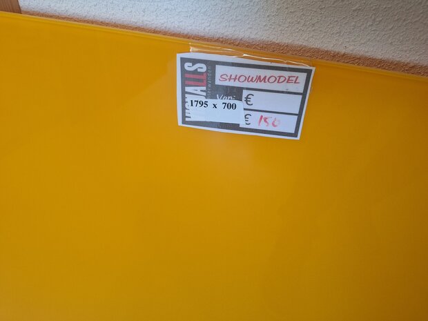Glazen keukenwand kleur RAL1028 Meloengeel