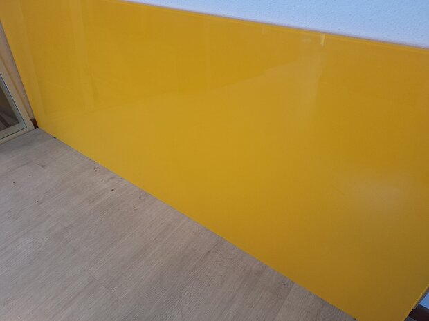 Glazen keukenwand kleur RAL1028 Meloengeel