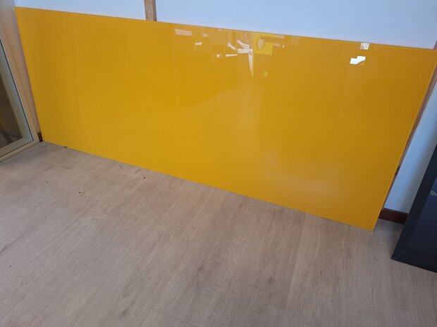 Glazen keukenwand kleur RAL1028 Meloengeel